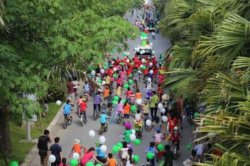 Dương Thùy Linh rạng rỡ bên con trai