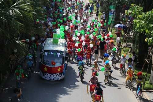 Dương Thùy Linh rạng rỡ bên con trai