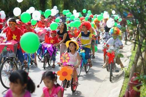 Dương Thùy Linh rạng rỡ bên con trai