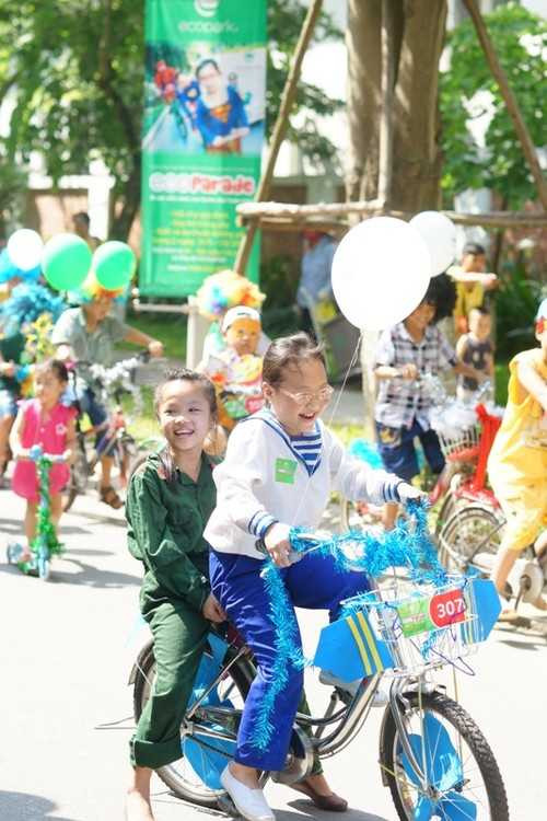 Dương Thùy Linh rạng rỡ bên con trai