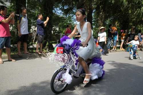 Dương Thùy Linh rạng rỡ bên con trai