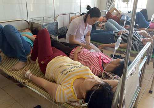 Những công nhân đang được bác sĩ điều trị. Ảnh: Sơn Dương.