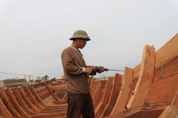 Ngư dân xã Ngư Lộc, huyện Hậu Lộc (Thanh Hóa) đóng mới tàu thuyền để ra khơi, bám biển. Ảnh: An Bình.