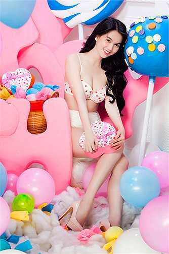 Cũng từ đó, chân dài với làn da trắng bóc xây dựng nên thương hiệu 'nữ hoàng nội y'.