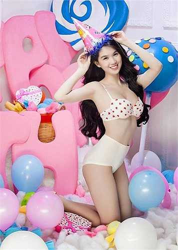 Dù ít xuất hiện trên sàn catwalk, nhưng Ngọc Trinh vẫn duy trì độ 'nóng' bằng những bộ ảnh quyến rũ.