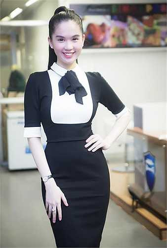 Ngọc Trinh ăn mặc kín đáo khi được mời tham dự chương trình 'Nghĩa tình Hoàng Sa - Trường Sa' diễn ra ngày 1/6 tại TP HCM.