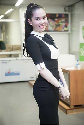 Ngọc Trinh xinh tươi khoe thân hình đồng hồ cát đầy quyến rũ.