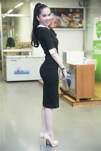 Từ khi kinh doanh cửa hàng thời trang, cách lựa chọn trang phục của Ngọc Trinh cũng tinh tế hơn. 