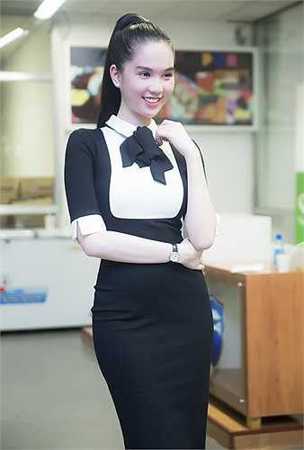 Cô luôn chọn váy áo thanh lịch, gợi cảm vừa phải khi tham dự các sự kiện từ thiện, vì cộng đồng.