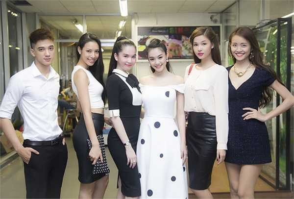 Hai người đẹp khoe dáng cùng các đồng nghiệp Kỳ Hân (thứ hai từ phải qua), Lilly Nguyễn (thứ hai từ trái qua) và Mỹ Nhân.