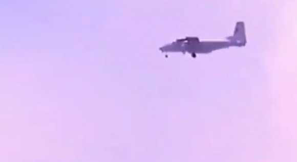 Máy bay Trung Quốc bay áp sát rất gần phía trên tàu Cảnh sát biển của Việt Nam - Ảnh cắt ra từ clip VTV