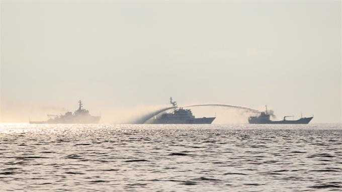Hình ảnh tàu Trung Quốc phun vòi rồng tấn công tàu kiểm ngư Việt Nam vào ngày 28-5 - Ảnh: My Lăng/TTO