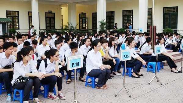 Thí sinh tập trung nghe phổ biến quy chế thi tại Hội đồng coi thi trường THPT Phan Huy Chú (Đống Da, Hà Nội) sáng 1/6.