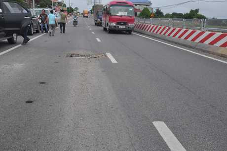 Tuyến BOT QL18 vừa mới khánh thành nhiều đoạn đã bị nứt và hằn lún theo vệt bánh xe (ảnh báo Quảng Ninh)