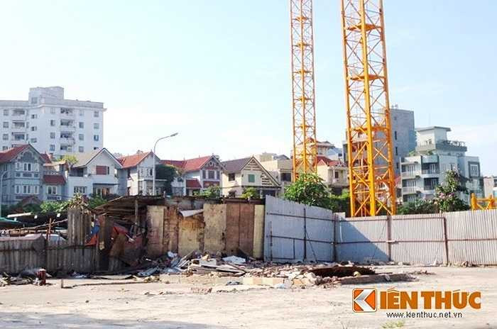 Một góc cảnh xơ xác, hoàng tàn tại Sky View nhìn từ đường Trần Thái Tông. 