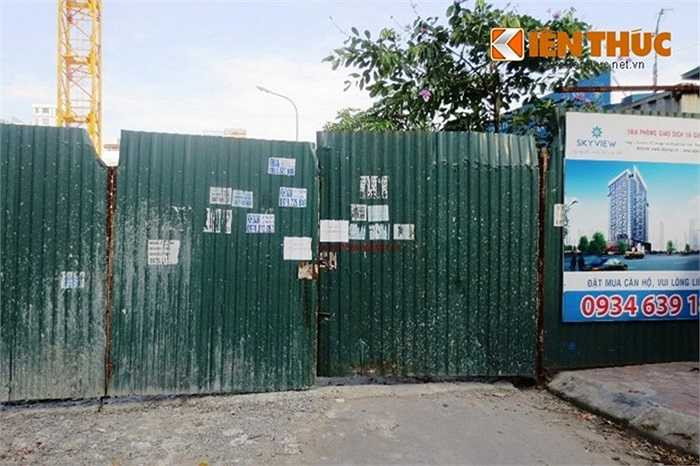 Lối vào công trường luôn khép kín, không có một bóng dáng công nhân qua lại. 