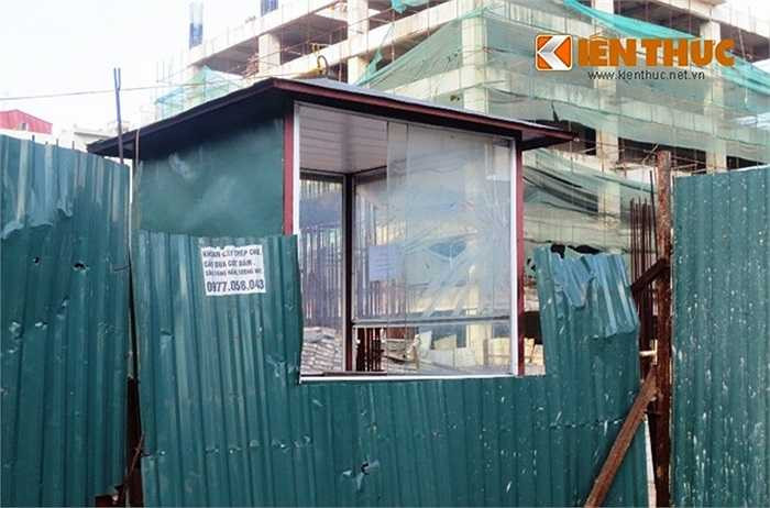 Thậm chí đến phòng bảo vệ cũng trống trơn