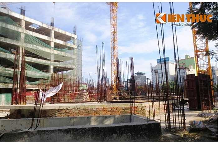 Bên trong, công trường xây dựng dang dở cũng không một bóng người. 