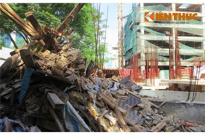 Rác thải xây dựng chất thành đống tại chung cư cao cấp trên khu đất vàng của quận Cầu Giấy.