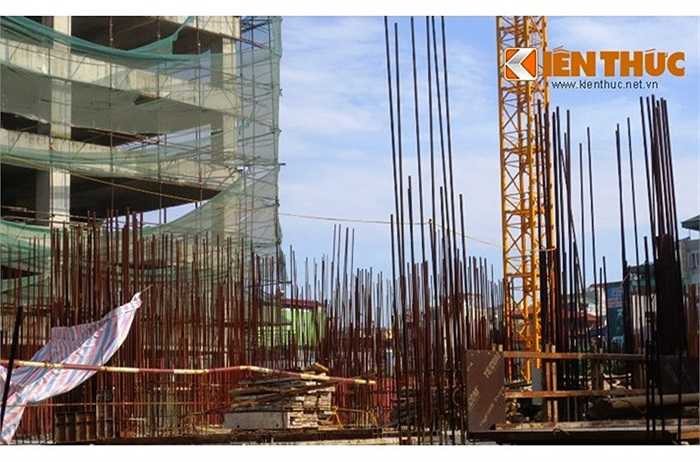 Phần cốt thép để phơi mưa, nắng lâu ngày không thi công đã hoen gỉ. 