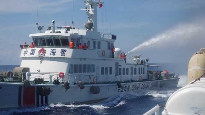  Tàu Trung Quốc tại khu vực giàn khoan đặt trái phép trong vùng biển Việt Nam. Ảnh: Hoàng Sang