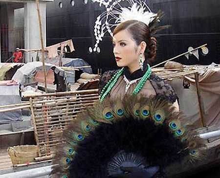 'Kiều nữ'còn gây ồn ào khi tổ chức hẳn một buổi họp báo rùm beng, giới thiệu về vai diễn trong bộ phim 'Shanghai' đình đám.