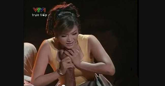 Trang phục được tự ý cắt sửa với mục đích khoe vòng một đã khiến Lý Nhã Kỳ bị chỉ trích dữ dội.