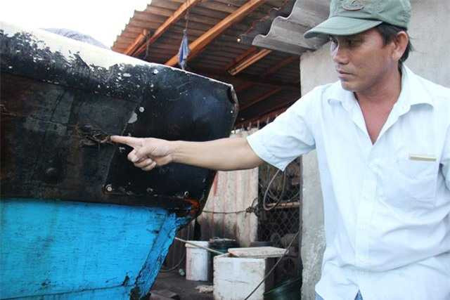  Chủ tàu Cu chỉ vết nứt ở phần đuôi tàu cá sau khi bị tàu Trung Quốc đâm