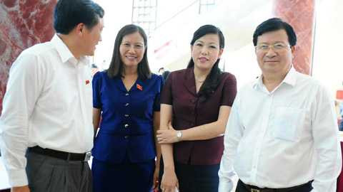 Đại biểu bên hành lang Quốc hội - Ảnh: Minh Thăng/VNN