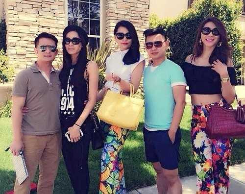 Sau khi chính thức giới thiệu người yêu với một số bạn bè thân thiết, mới đây những hình ảnh tình cảm Bằng Kiều ôm eo Dương Mỹ Linh càng khẳng định tình yêu khăng khít của cặp đôi. Tin đồn Bằng Kiều yêu Hoa hậu Dương Mỹ Linh đã có từ lâu tuy nhiên phải đến cuối tháng 5 vừa qua cặp đôi mới chịu thừa nhận.