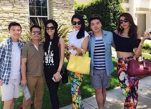 Hiện tại Dương Mỹ Linh luôn theo sát mọi hoạt động của nam ca sỹ 'Trái tim bên lề', cô cũng thường xuyên có mặt ở Mỹ để chăm sóc cho người yêu. Trên trang cá nhân của mình, người đẹp luôn thể hiện tâm trạng hạnh phúc, yêu đời của một người đang yêu.