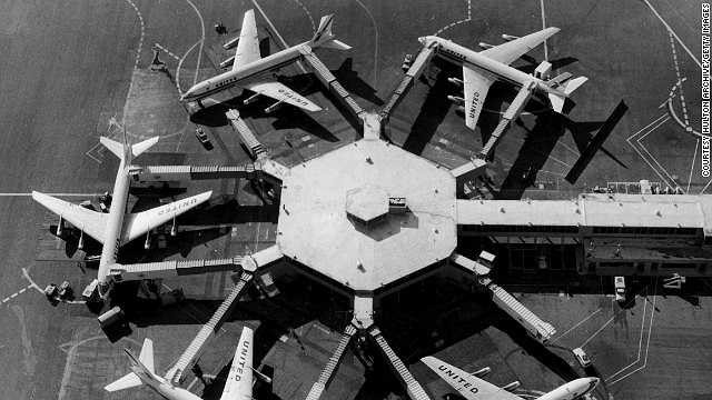 Năm 1959: Các cầu dẫn ra máy bay được sử dụng lần đầu tiên ở sân bay San Francisco