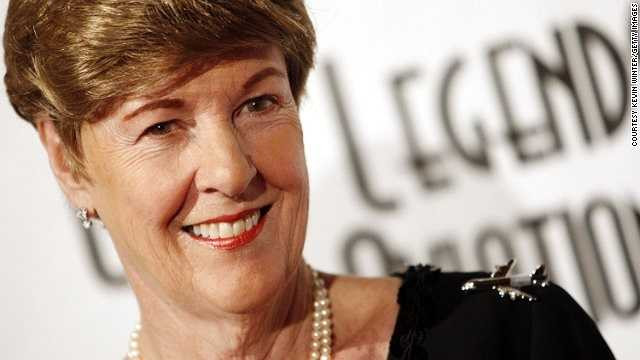 Năm 1973: Bà Emily Howell Warner (hãng Frontier Airlines) là phi công nữ đầu tiên điều khiển máy bay 