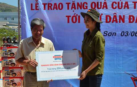 Hoa hậu, Ngọc Hân, tặng quà, ngư dân, Lý Sơn, biển đảo