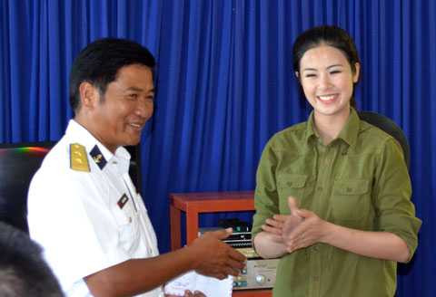 Hoa hậu, Ngọc Hân, tặng quà, ngư dân, Lý Sơn, biển đảo