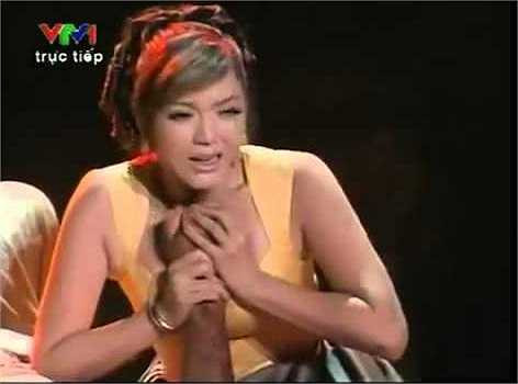 Cô cũng nói thêm: 'Với những người có số đo vòng một lớn tự nhiên không chỉnh sửa như tôi thì mặc gì cũng bị lộ ngực, trừ khi mặc áo cổ lọ mới kín thôi.'