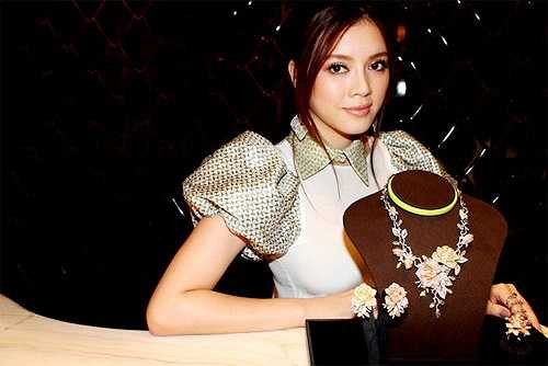 Những bộ kim cương hàng chục tỷ cũng gây sóng gió cho Lý Nhã Kỳ