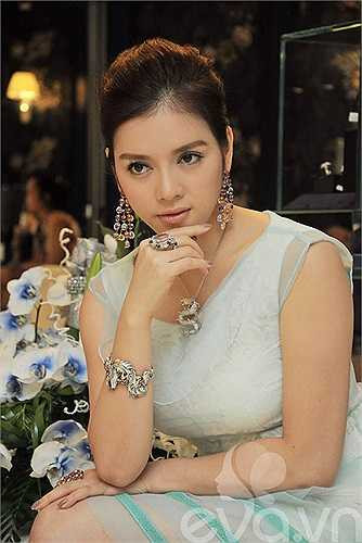 Cô liên tục trưng trổ những bộ kim cương có giá trên trời.