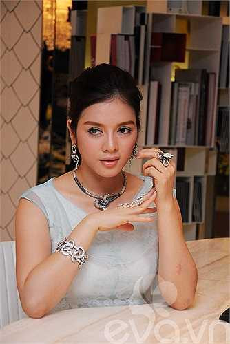 Lý Nhã Kỳ liên tục bị lên án vì 'khoe của'.