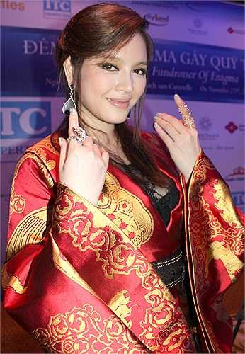 Cách tạo dáng cũng phô hết sức để khoe hết được số nữ trang trên người.