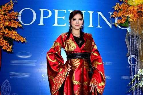 Kiều nữ diện chiếc váy Alexander McQueen với giá trị hơn 800 triệu đồng (tương đương 40.000 USD)