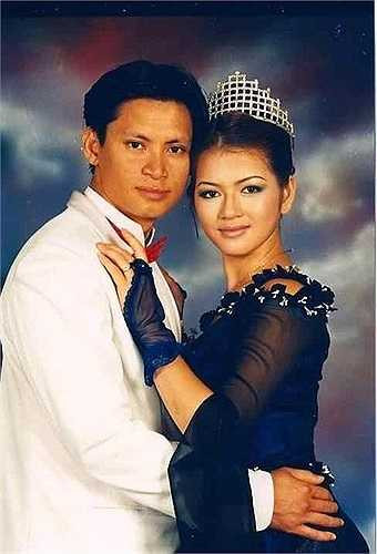 Năm 2012, thông tin Lý Nhã Kỳ từng kết hôn từ năm 2000 khiến dư luận dậy sóng khi xuất hiện một mẫu giấy chứng nhận kết hôn trùng tên và ngày sinh của cô.