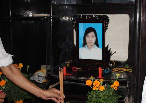 Bàn thờ người thân lập vội cho Trần Thị Yên. Ảnh: Nguyễn Hải.