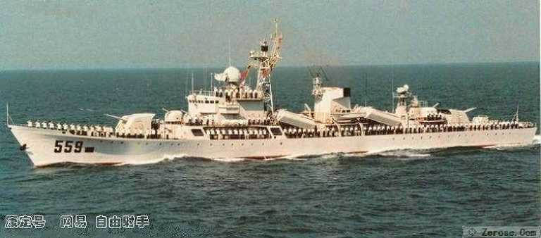 Bên cạnh tên lửa diệt hạm, tàu hộ vệ Giang Hồ II còn có 2 pháo Type 79 cỡ 100mm 2 nòng (tầm bắn 22,5km, tốc độ bắn 50 phát/phút) và 2 pháo phòng không 37mm 2 nòng. Đây vừa là hỏa lực phòng không, vừa là hỏa lực chống tàu và bắn phá bờ biển của tàu. 