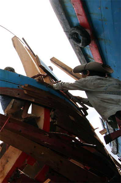  "Lên khung" cho một con tàu cỡ trung - Ảnh: Báo Biên phòng