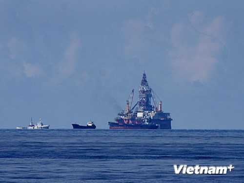 Cận cảnh tàu Trung Quốc xâm phạm biển Việt Nam - Ảnh: Sơn Bách/Vietnam+