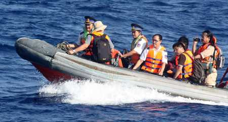 Các chiến sỹ Cảnh sát biển chuyển tàu để có thể vào sâu khu vực nơi Trung Quốc hạ đặt dàn khoan trái phép