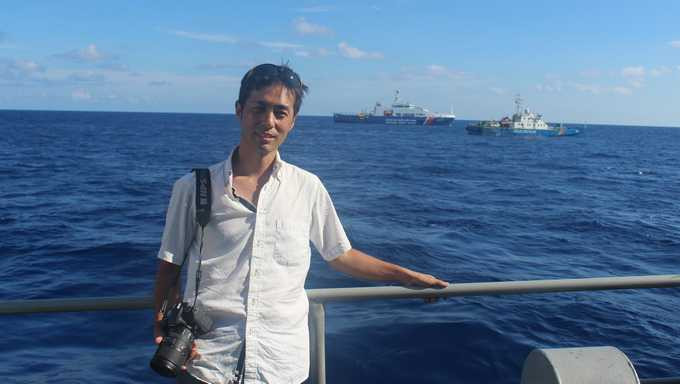 Nhà báo Manabu Sasaki đang tác nghiệp trên tàu Cảnh sát biển Việt Nam 8003 tại khu vực giàn khoan hạ đặt trái phép - Ảnh: My Lăng/TTO