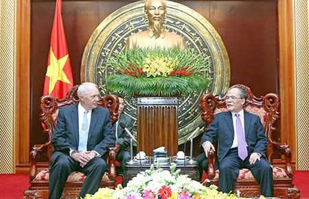  Chủ tịch Quốc hội Nguyễn Sinh Hùng tiếp đoàn hạ nghị sĩ Mỹ do ngài John Kline, Chủ tịch ủy ban Giáo dục và Lao động, làm trưởng đoàn - Ảnh: TTXVN