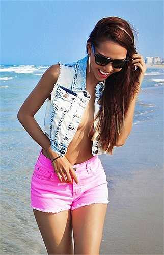 Với thời trang dạo biển, Minh Triệu phối khá hiện đại giữa quần tông màu hồng nổi bật cùng áo denim phủi bụi, táo bạo hơn khi nữ người mẫu để ngực trần thả bộ trên bờ biển. 